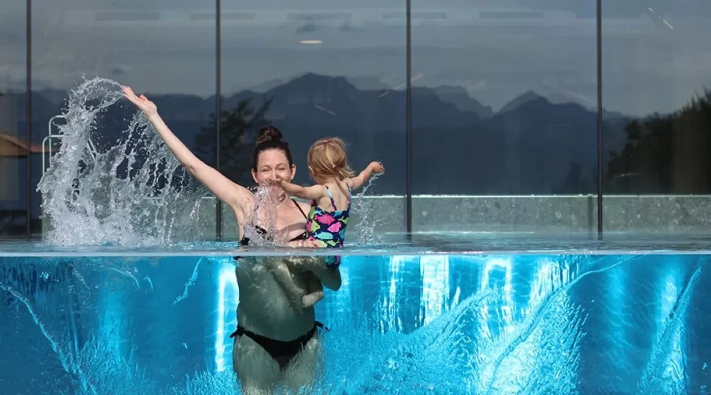 Allgäuer Berghof Hotelbecken mit glaswand